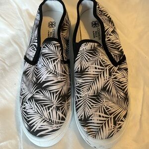 New slip on canvas sneaker